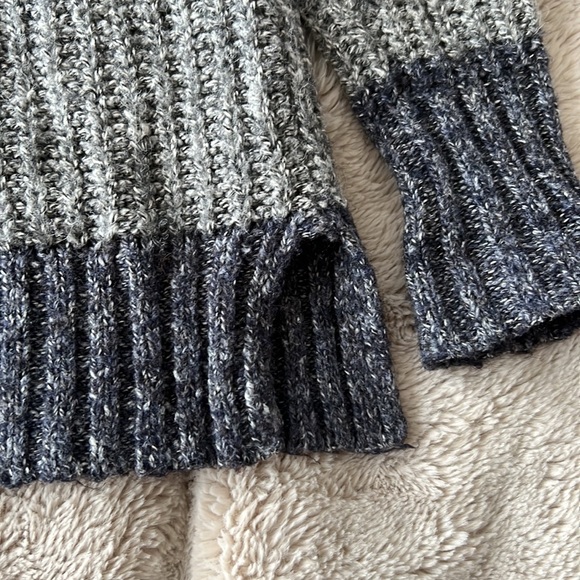 American Eagle grey and blue striped sweater - Picture 3 of 3